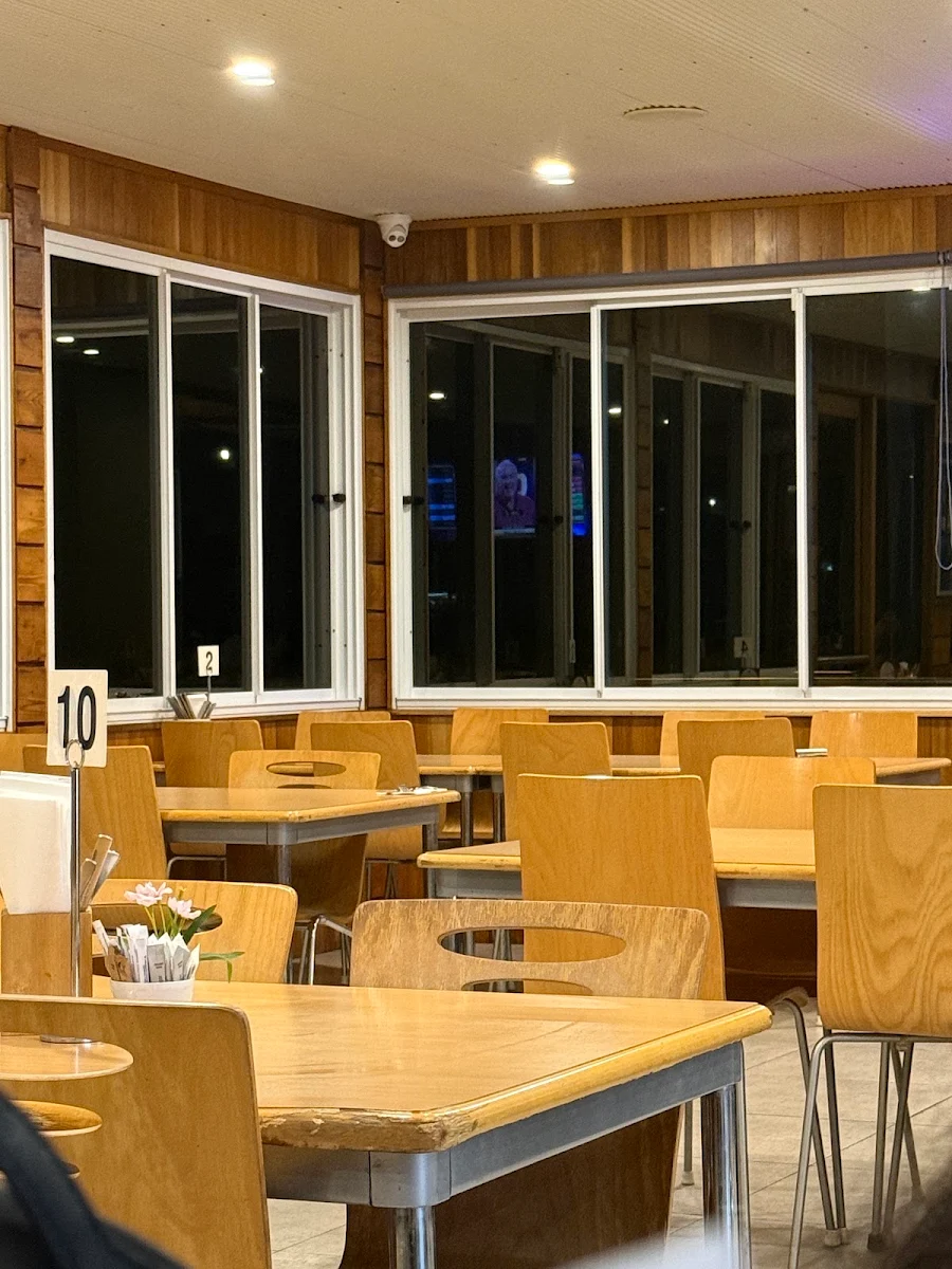 Vibe, YE OLDE CAFE MOONTA BAY