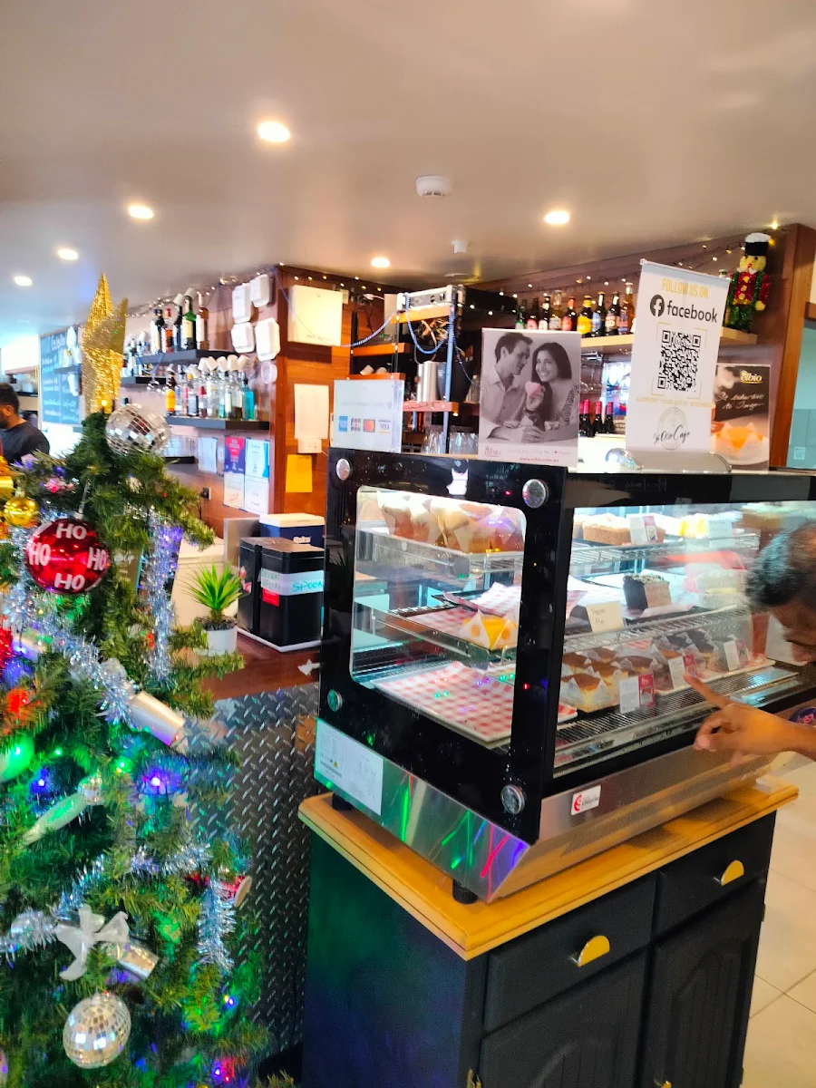 Vibe, YE OLDE CAFE MOONTA BAY