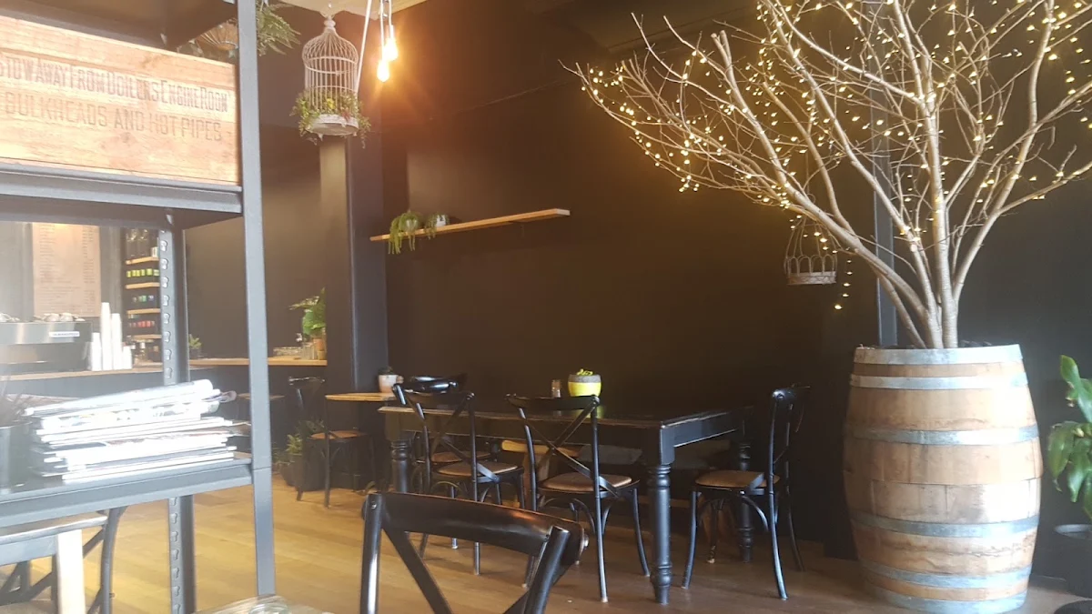 Vibe, M&B Cafe & Smoothie Bar