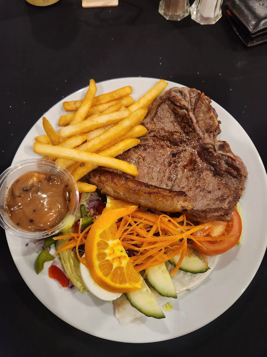 Food & drink, Leo Hotel Motel