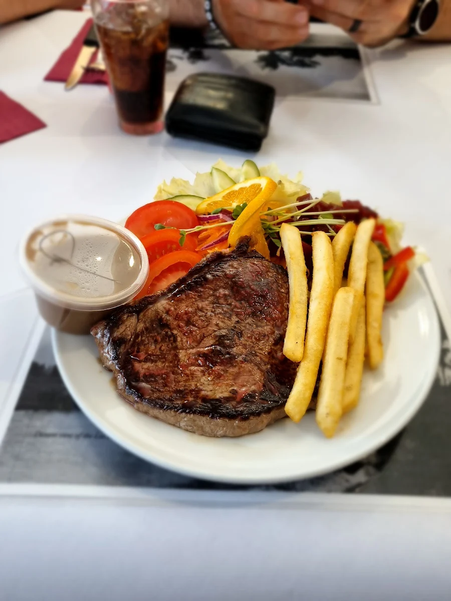 Food & drink, Leo Hotel Motel