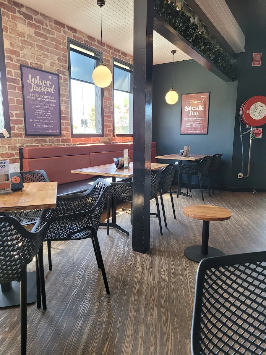 Vibe, Rafferty's Tavern