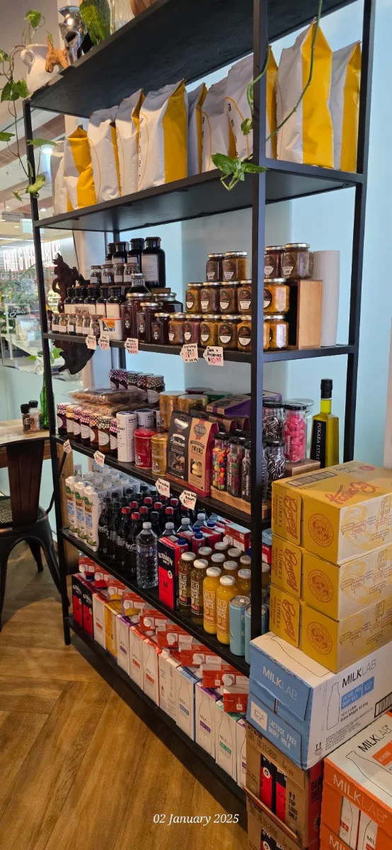 Vibe, Pomegranate Cafe & Eatery