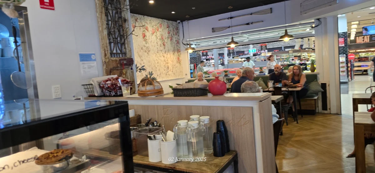 Vibe, Pomegranate Cafe & Eatery