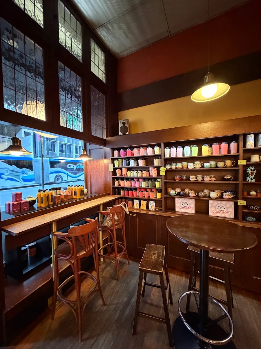 Vibe, Sugar 'N Spice Cafe