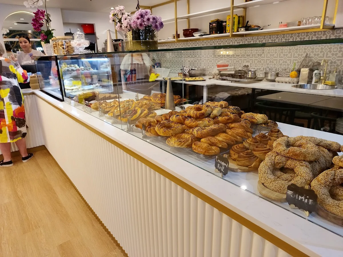 Vibe, Ja_le patisserie and cafe
