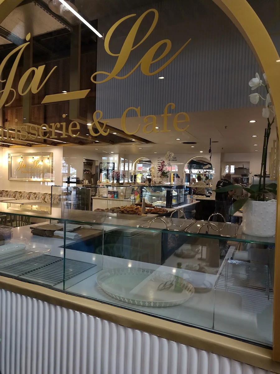 Vibe, Ja_le patisserie and cafe