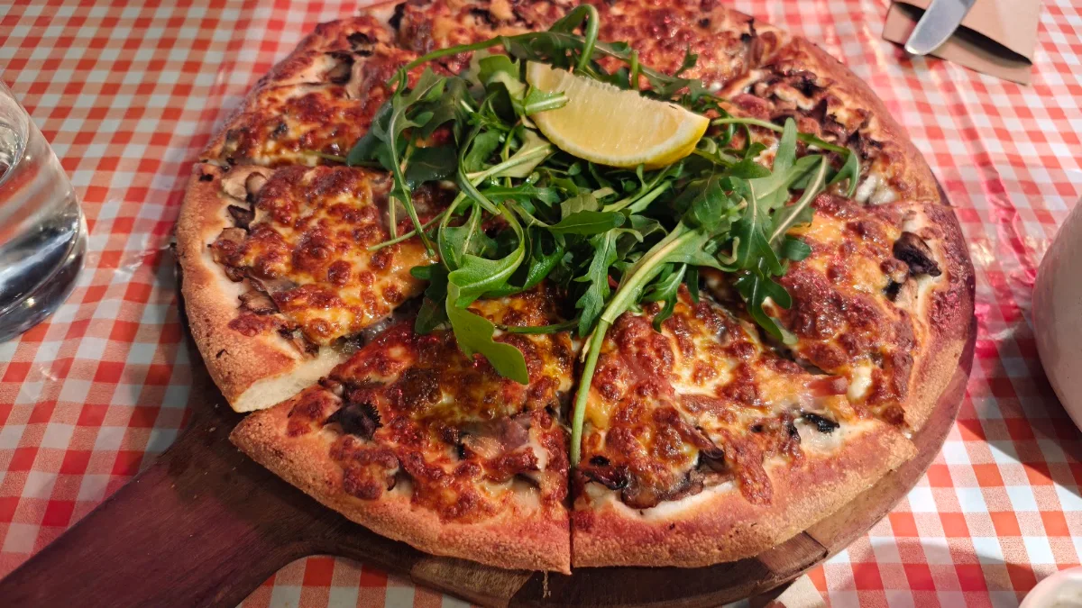 Food & drink, Luna Pizza