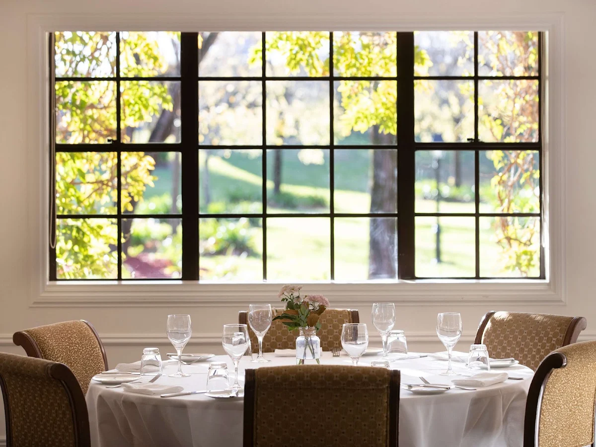 Vibe, Nobles Restaurant