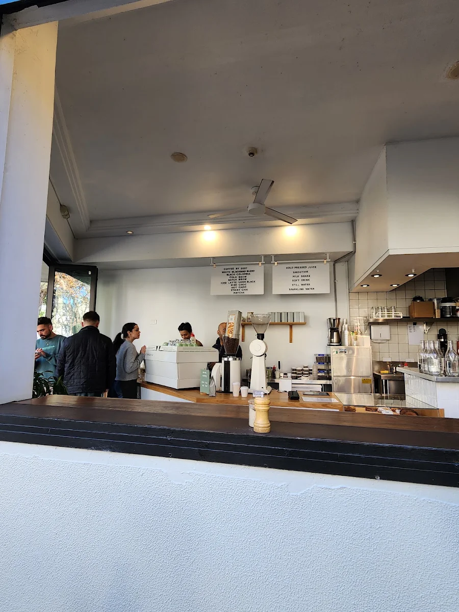 Vibe, Cafe Dougie