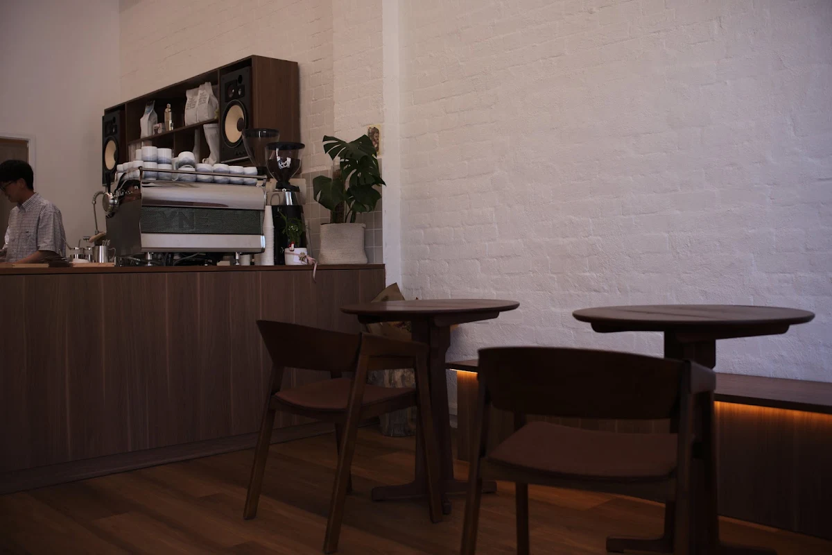 Vibe, Cafe Tomi