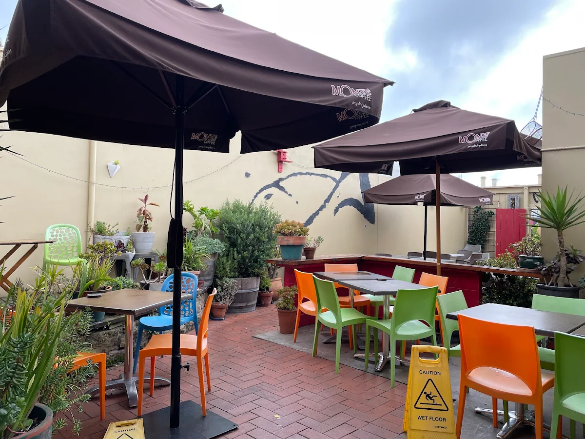 Vibe, Fishtales Cafe