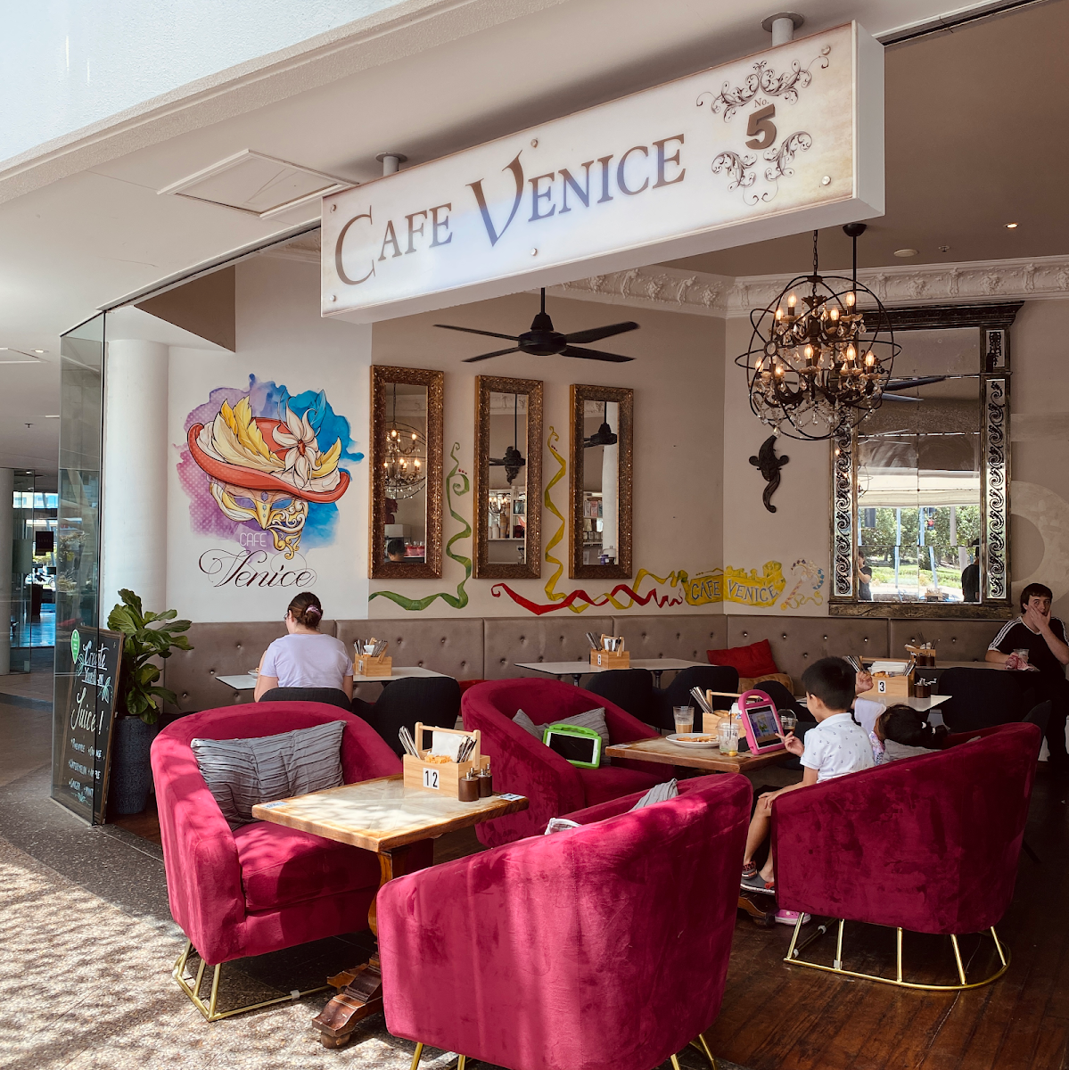 Vibe, Cafe Venice