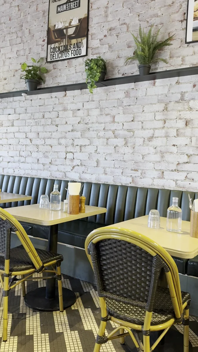 Vibe, Main Street Cafe