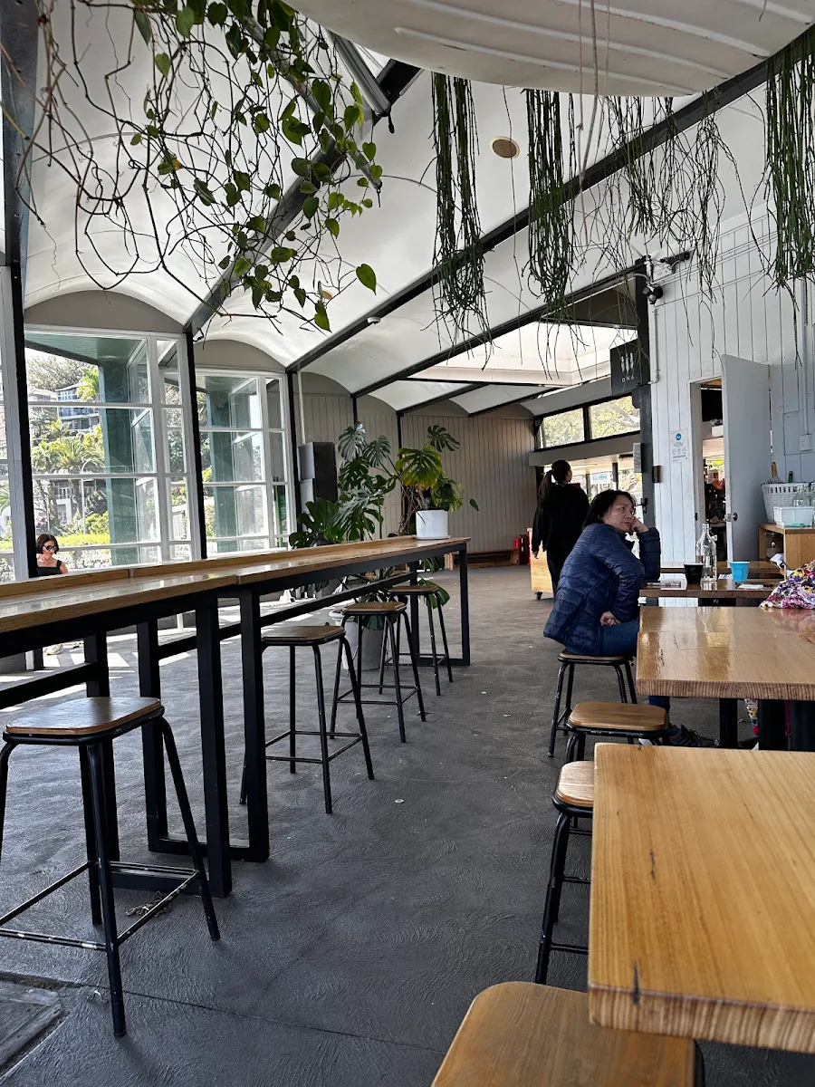 Vibe, Cafe Monstera
