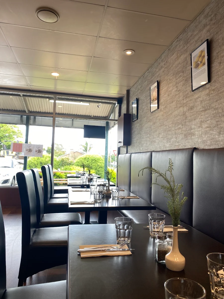 Vibe, Cinnamon Indian Nepalese Restaurant & Bar