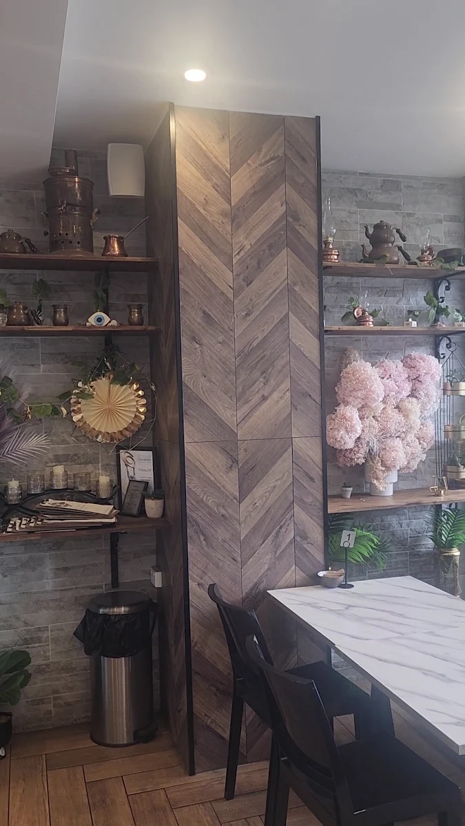 Vibe, Saray Sweets