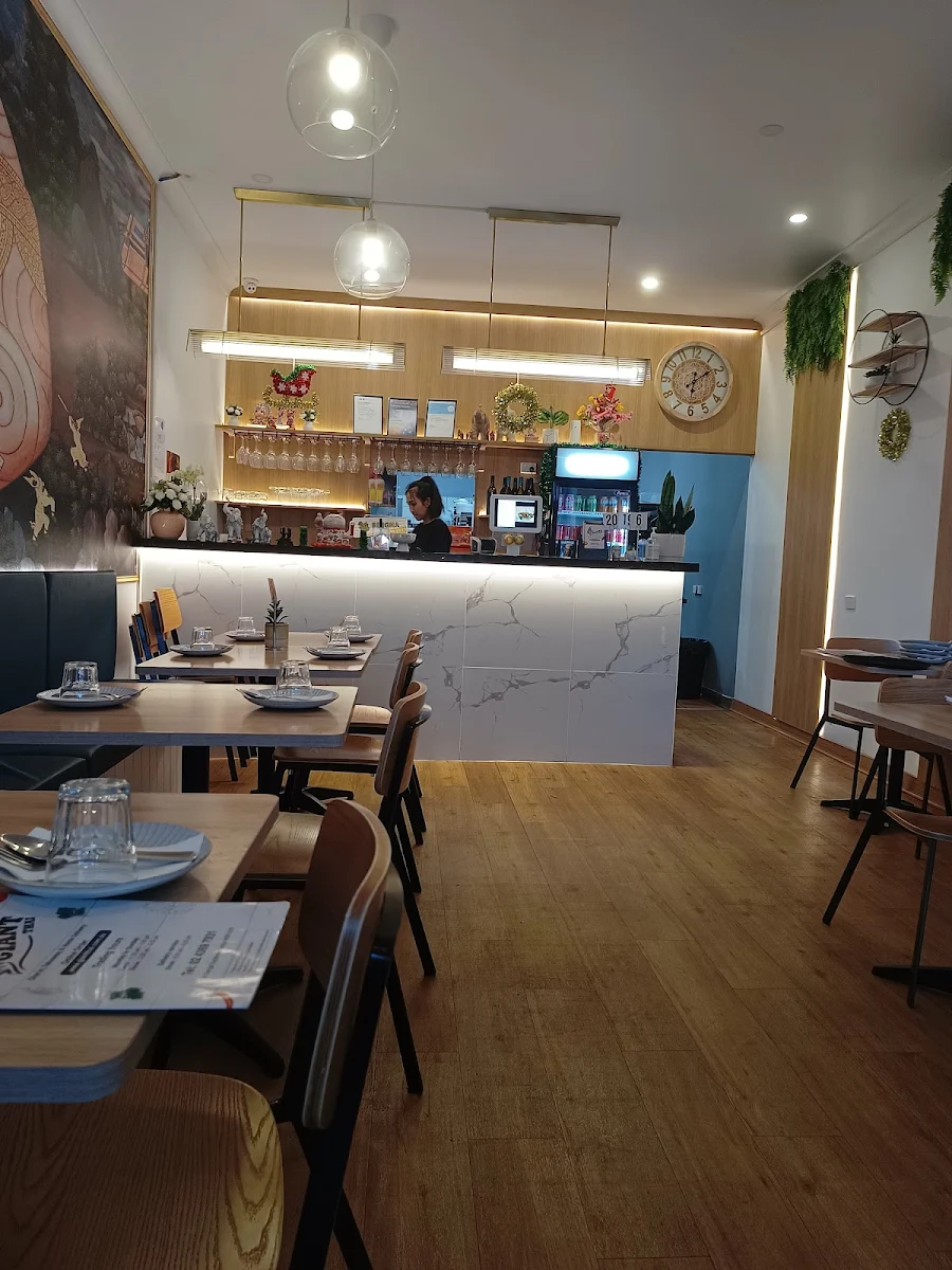 Vibe, Giant Thai Restaurant