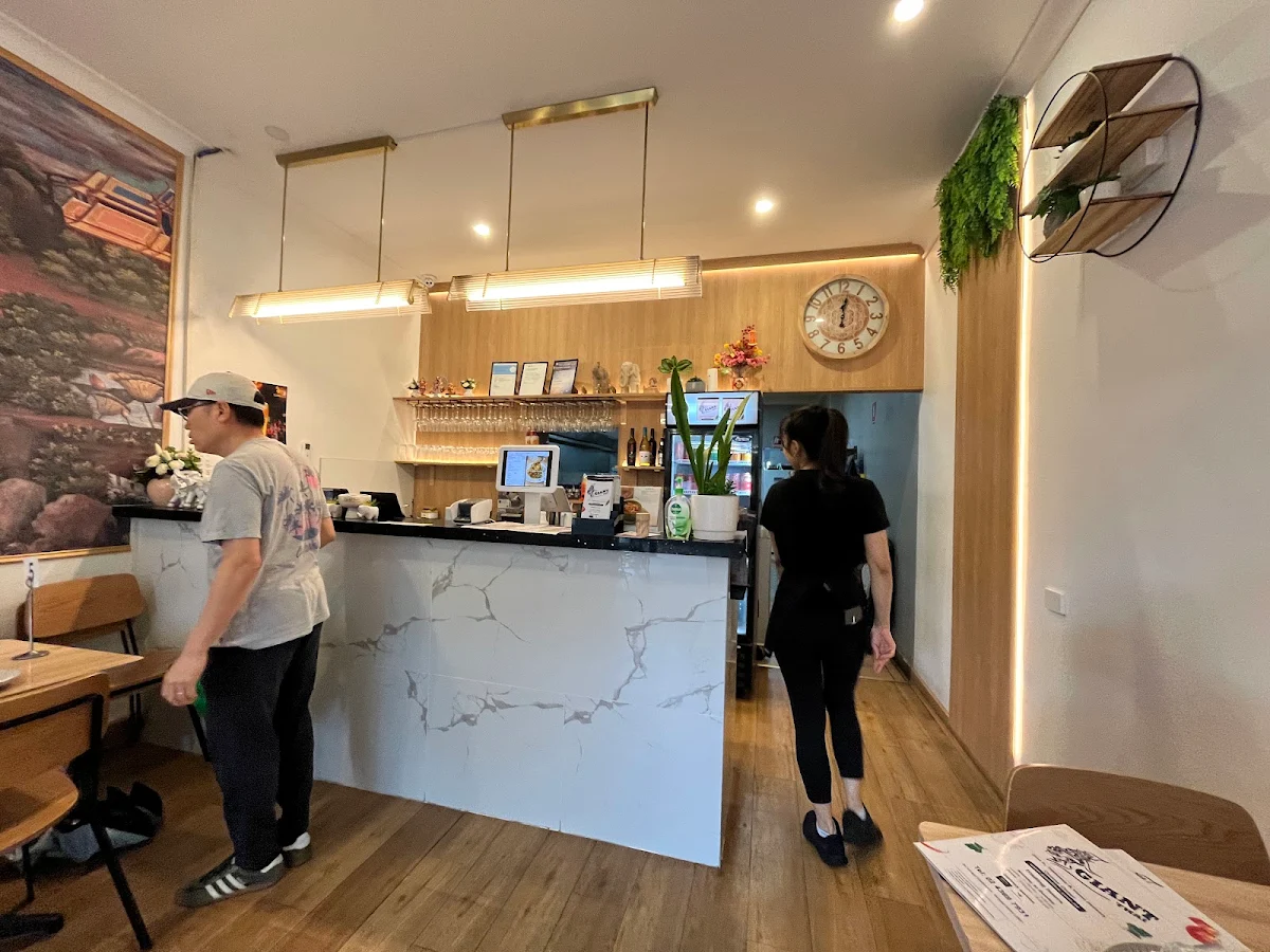 Vibe, Giant Thai Restaurant