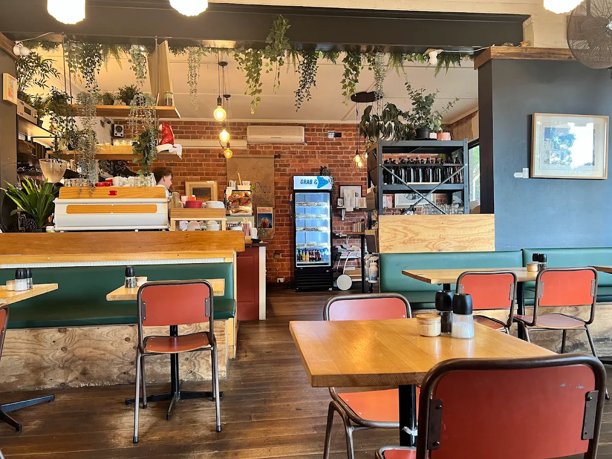Vibe, Red Cup Cafe