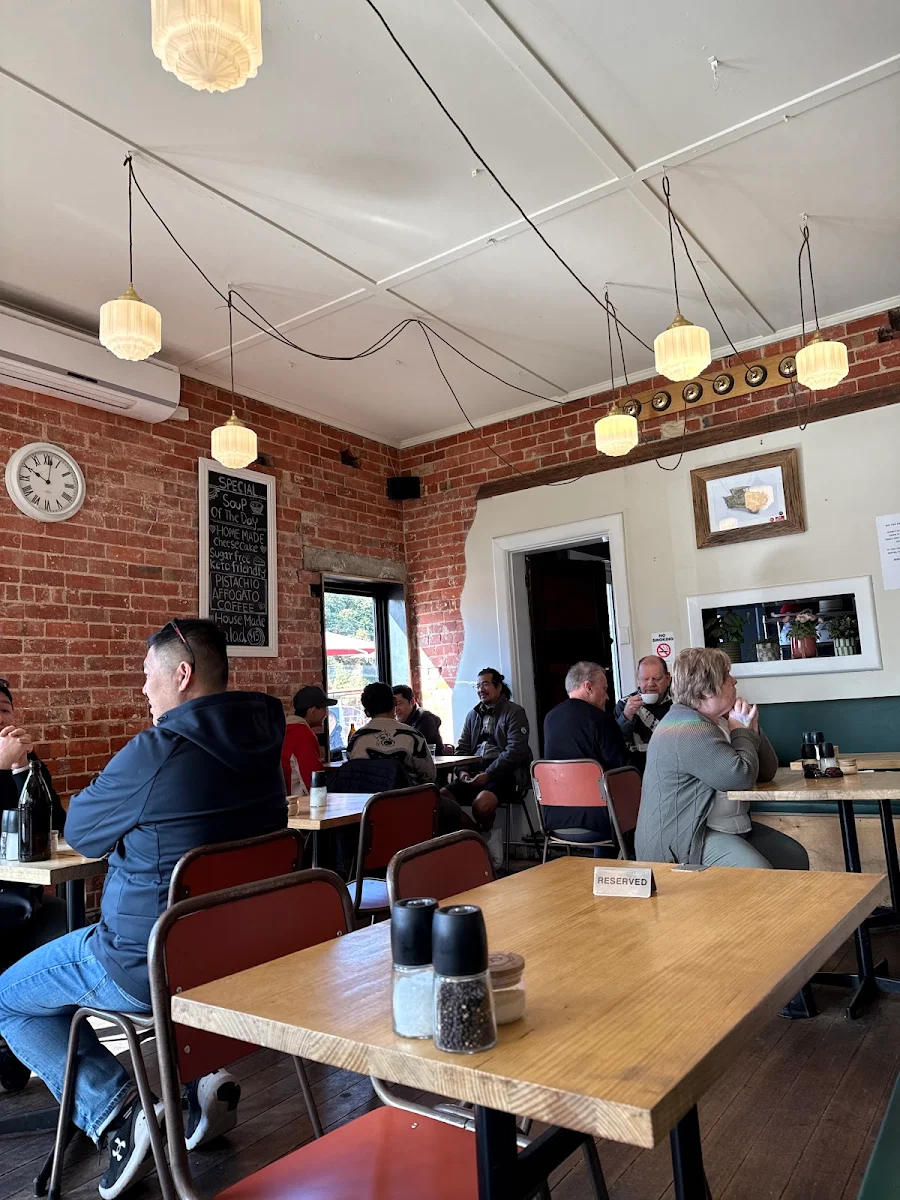 Vibe, Red Cup Cafe