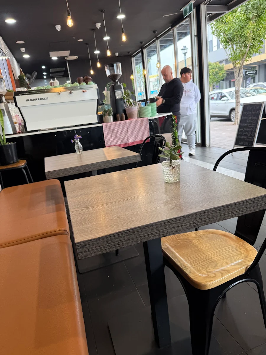 Vibe, Ribee’s Cafe