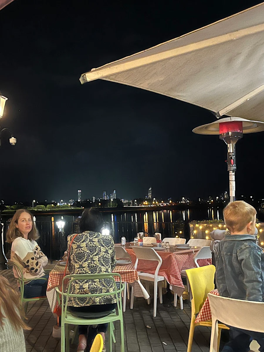 Vibe, Bar Lago Pizzeria Gelateria