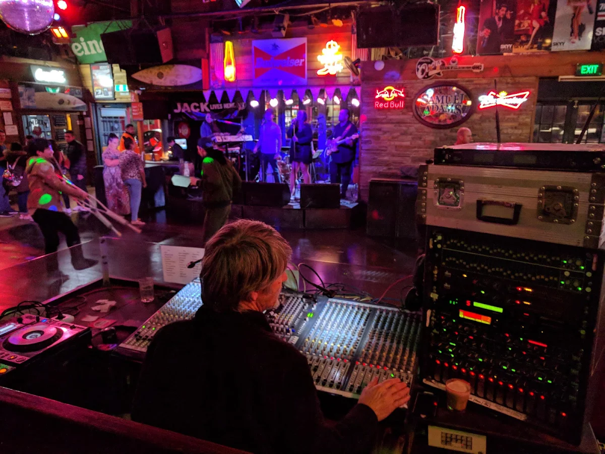 Vibe, Mustang Bar