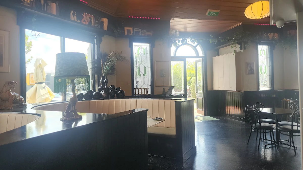 Vibe, Houghtons Food Store