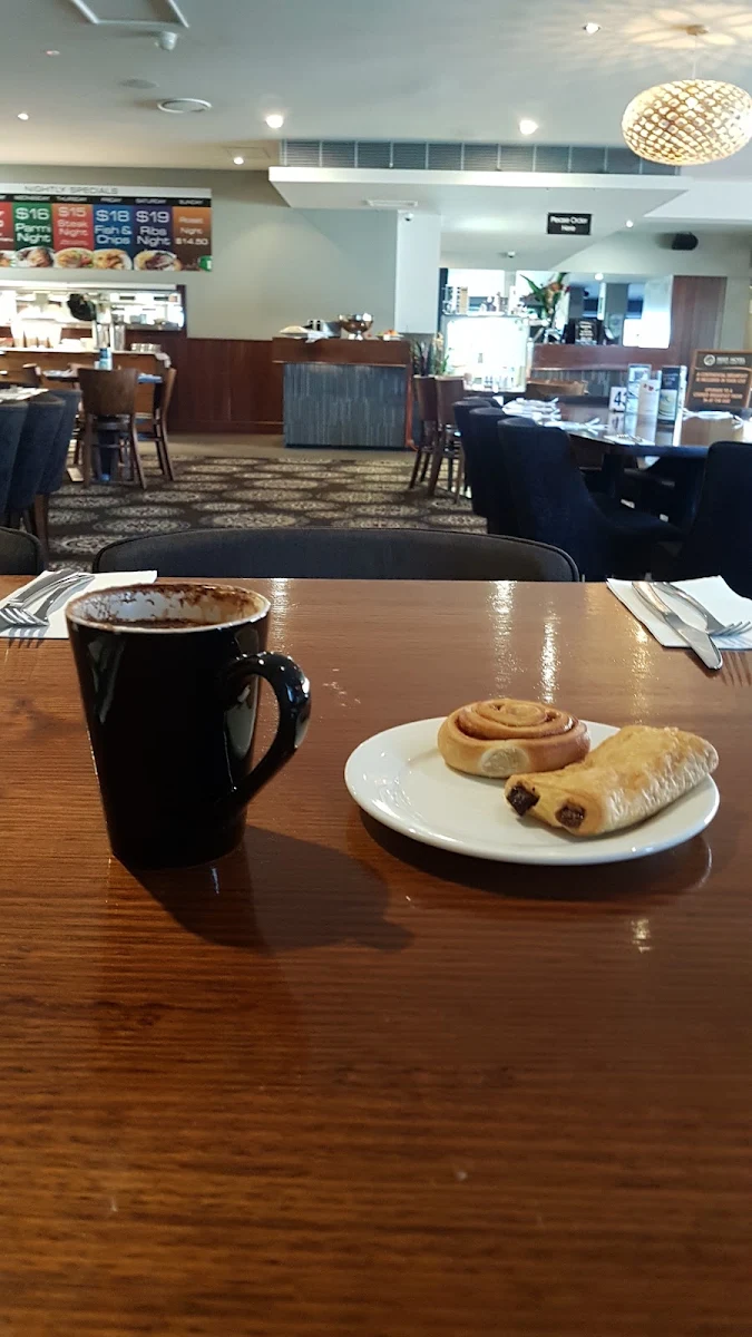 Food & drink, Gladstone Reef Hotel