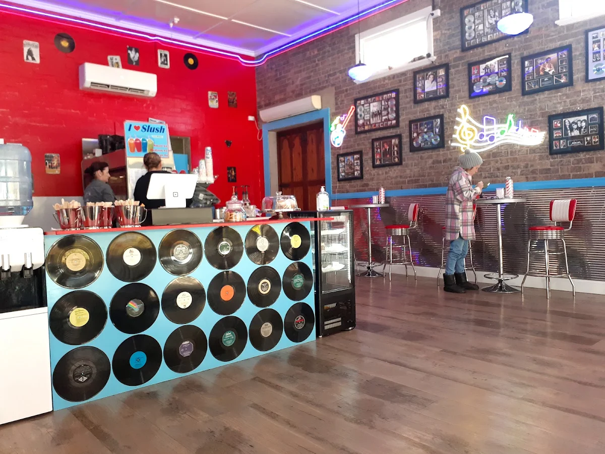 Vibe, Groove 'n' Grill Diner