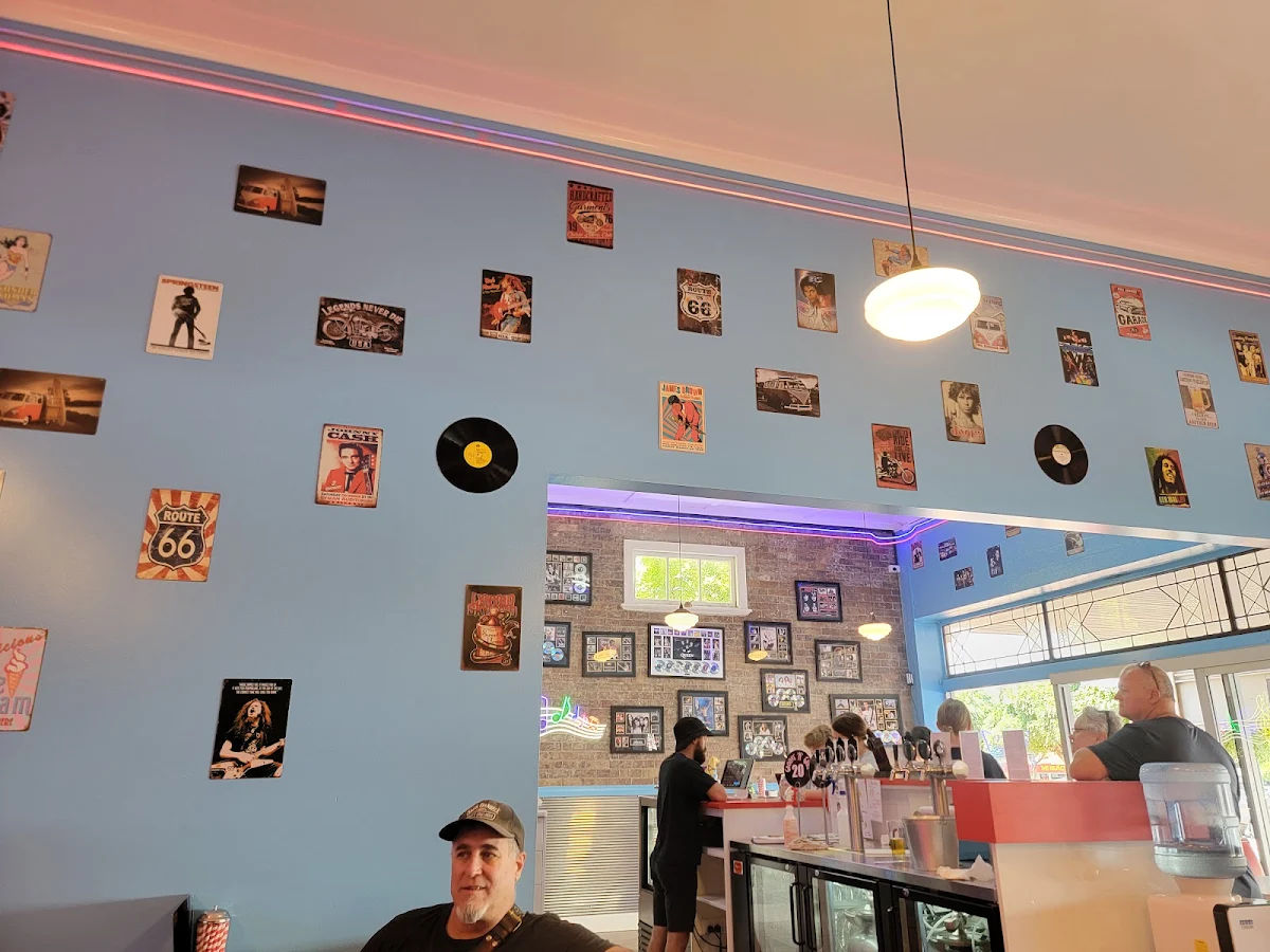 Vibe, Groove 'n' Grill Diner