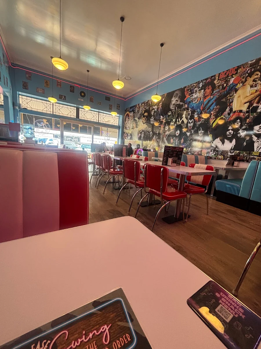 Vibe, Groove 'n' Grill Diner
