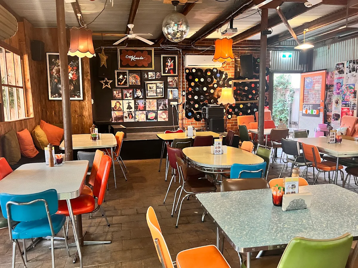 Vibe, Café Komodo