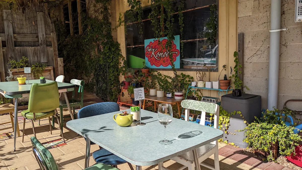 Vibe, Café Komodo