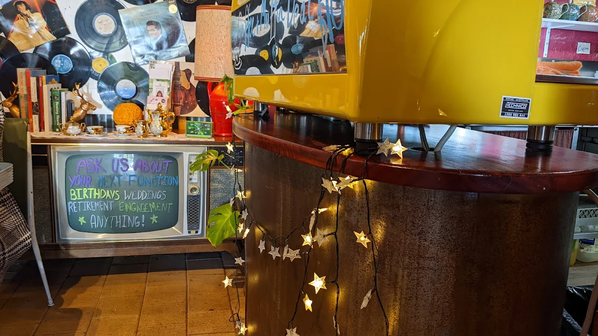 Vibe, Café Komodo