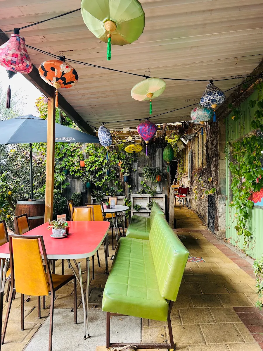 Vibe, Café Komodo