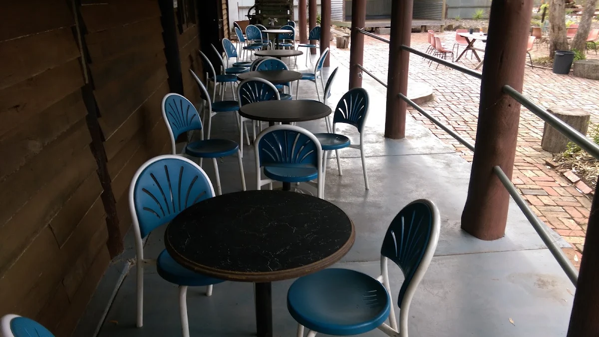 Vibe, Bush Pig Inn