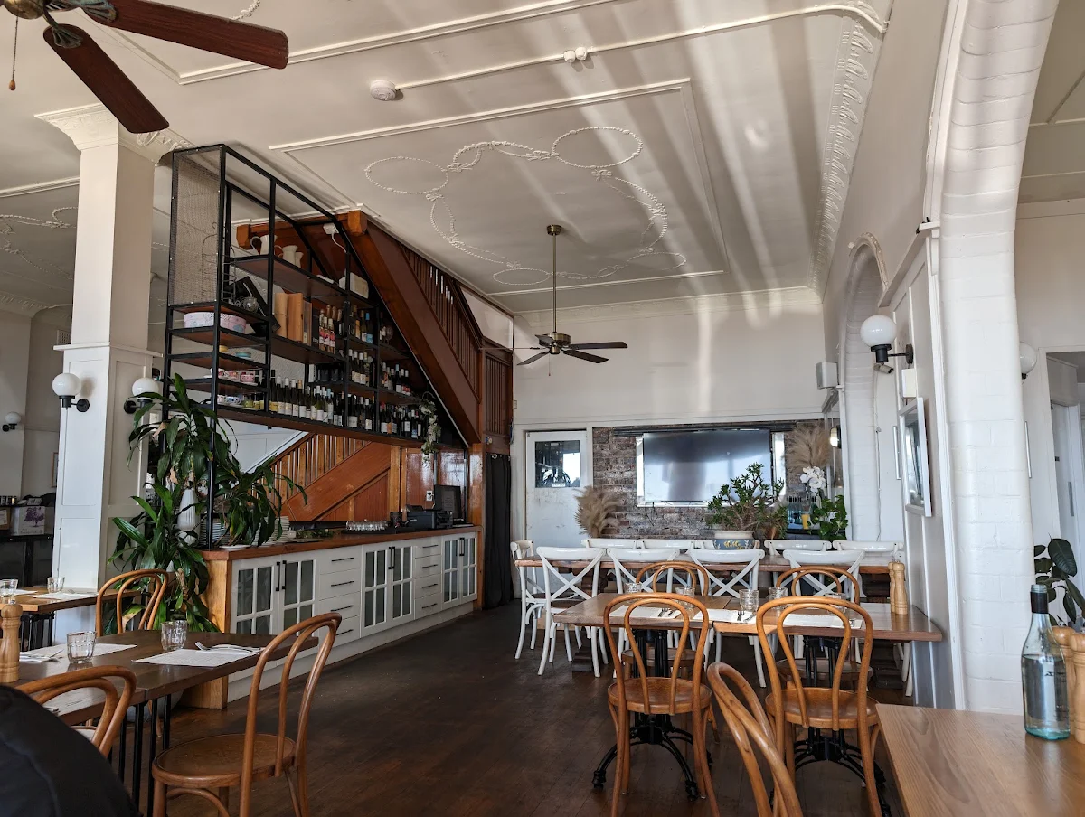 Vibe, The Lakehouse Pizza Bar and Grill