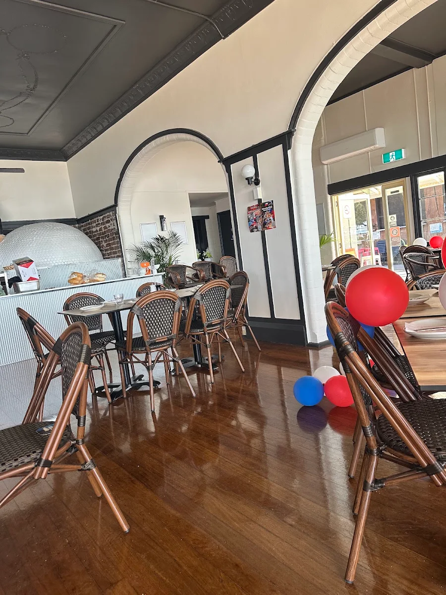 Vibe, The Lakehouse Pizza Bar and Grill