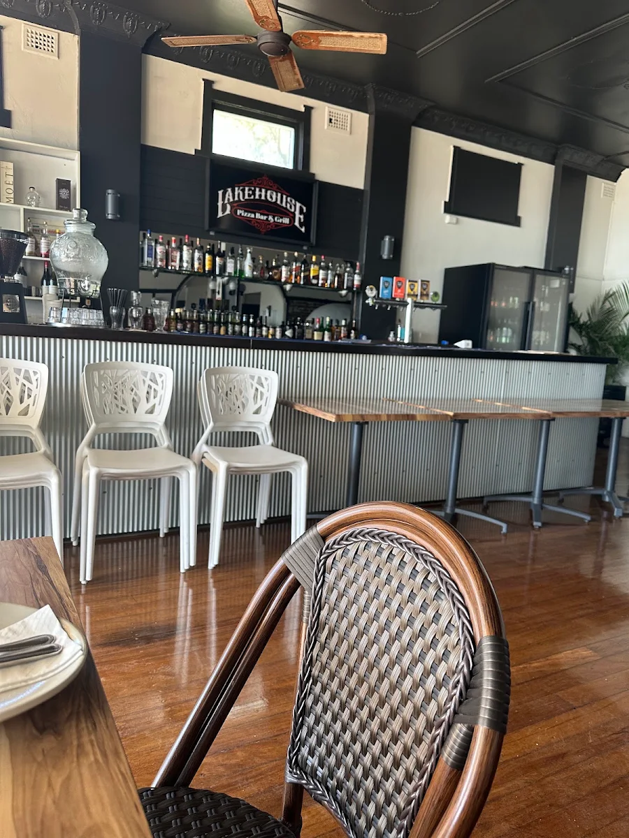Vibe, The Lakehouse Pizza Bar and Grill