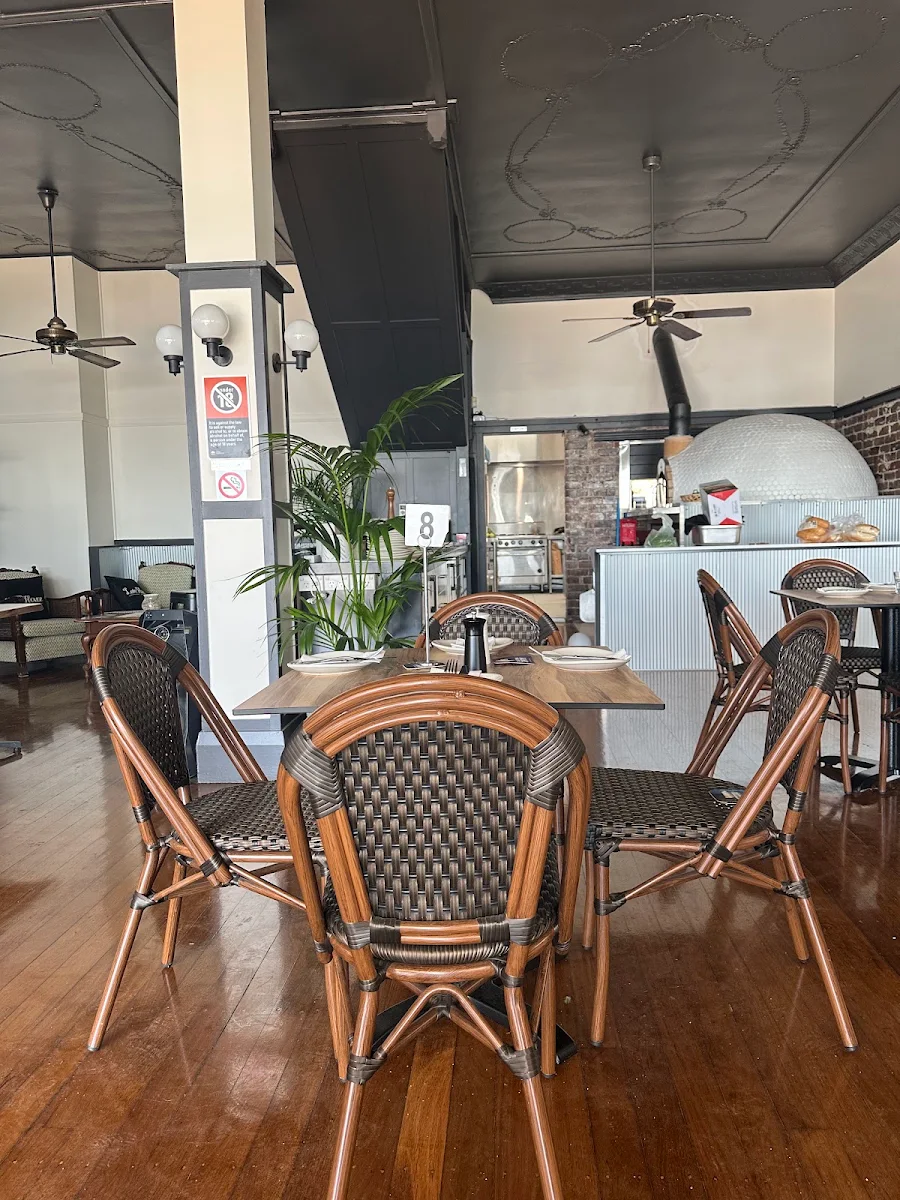 Vibe, The Lakehouse Pizza Bar and Grill
