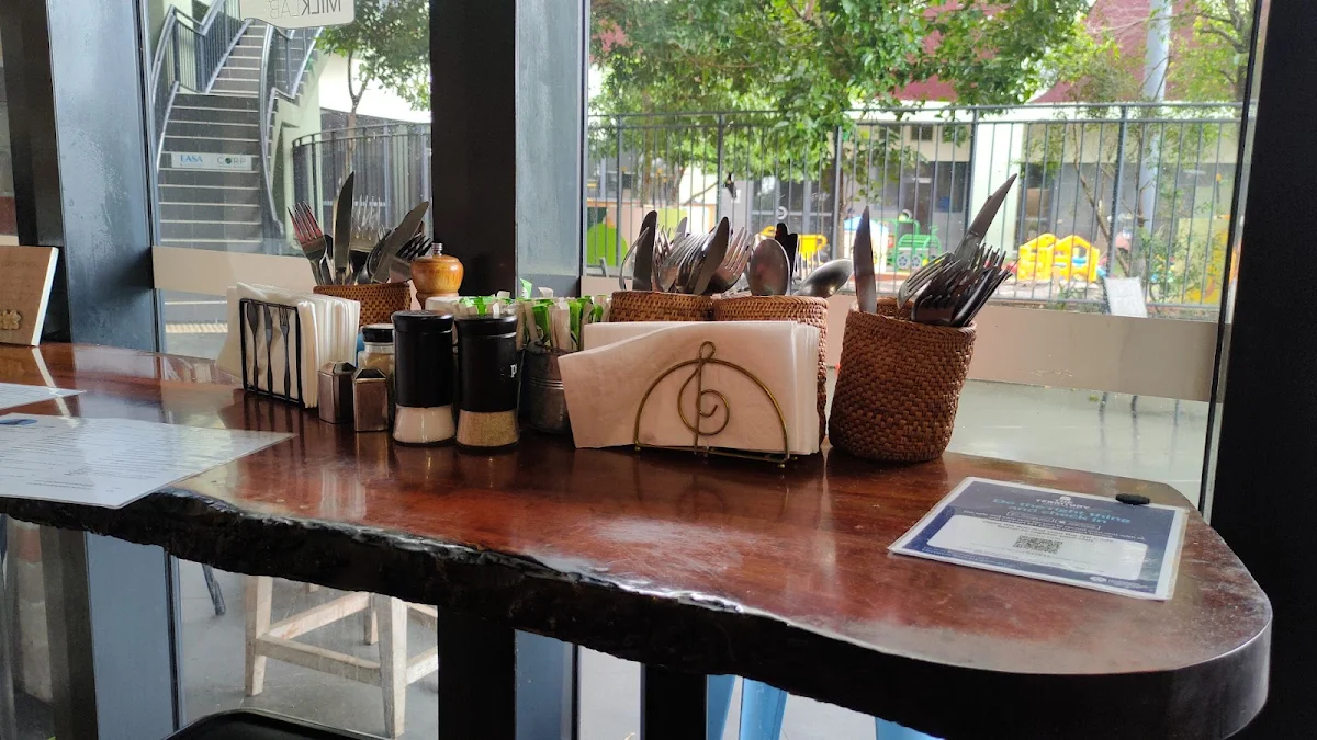 Vibe, Karma Cafe
