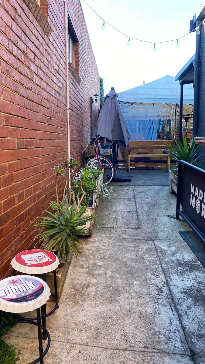 Vibe, Raqwa Cafe & Bakery