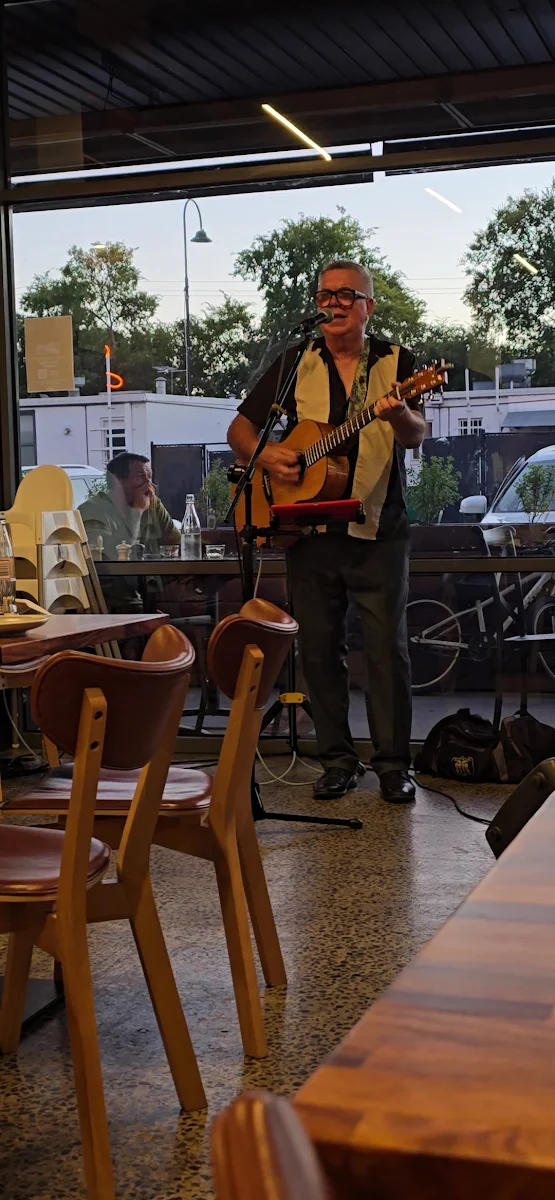 Vibe, Sip Society Cafe & Bar