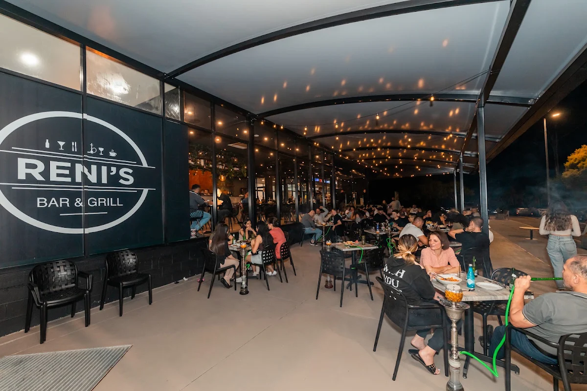 Vibe, Reni's Bar & Grill