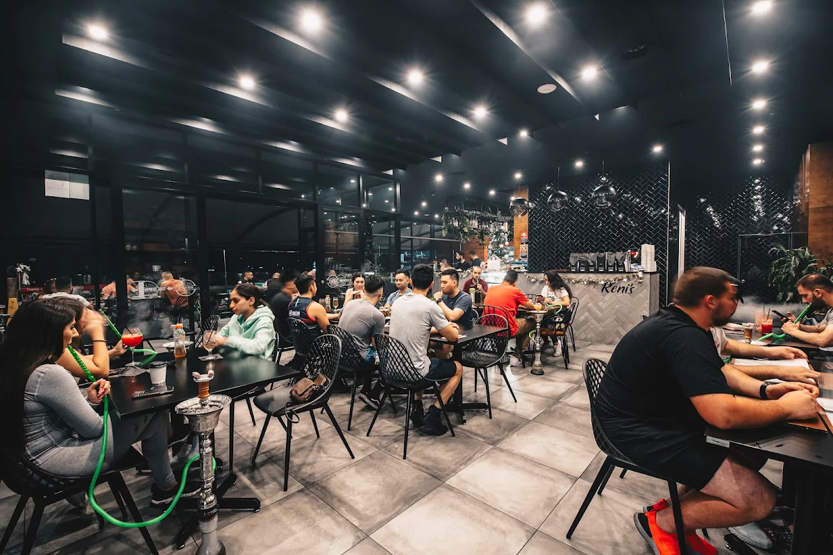 Vibe, Reni's Bar & Grill