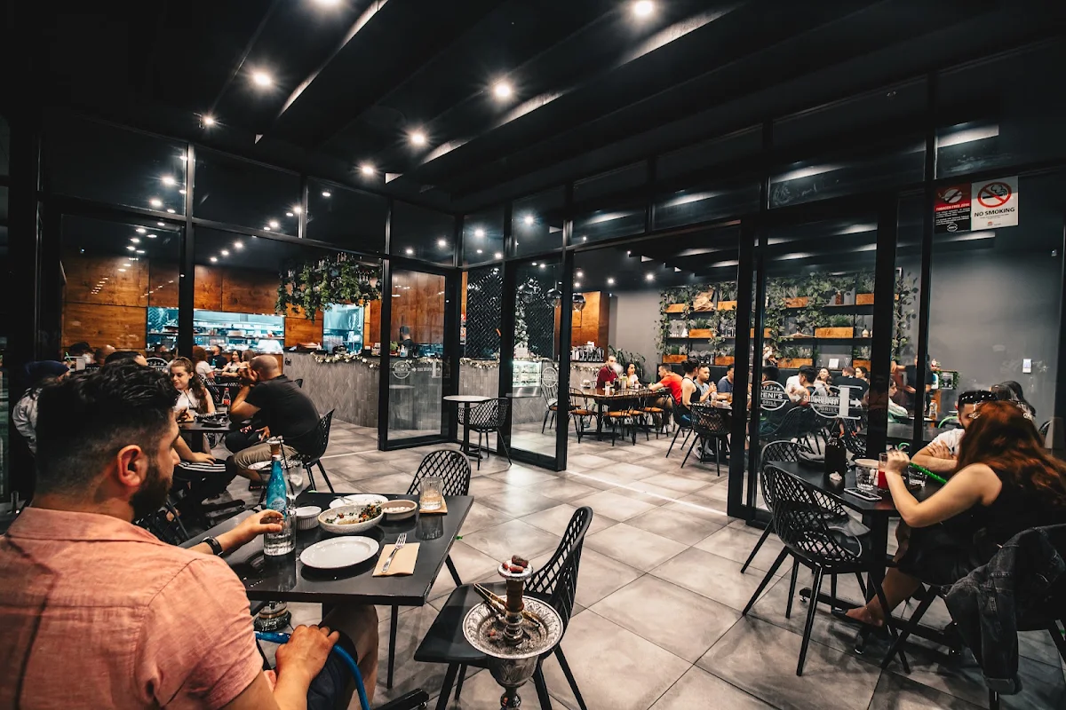 Vibe, Reni's Bar & Grill