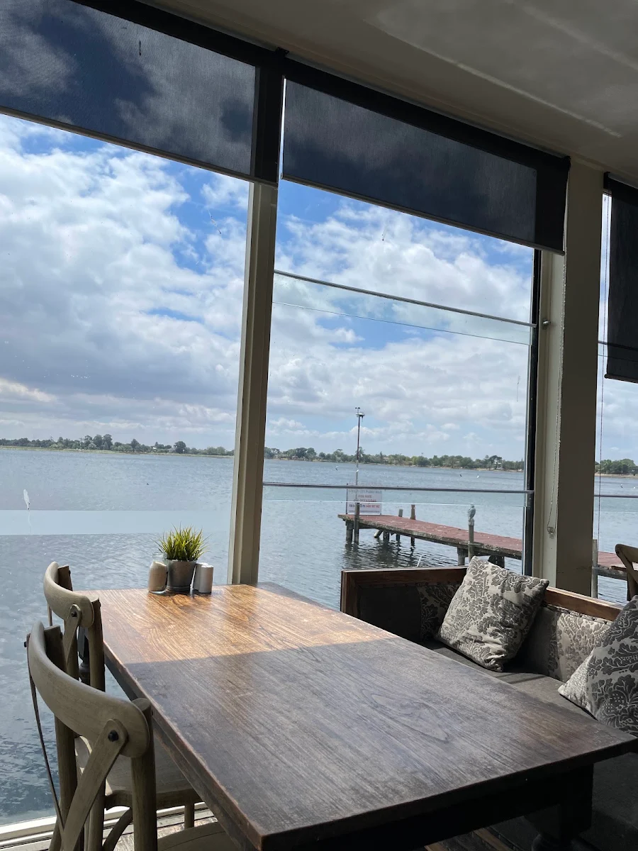 Vibe, Boatshed Restaurant