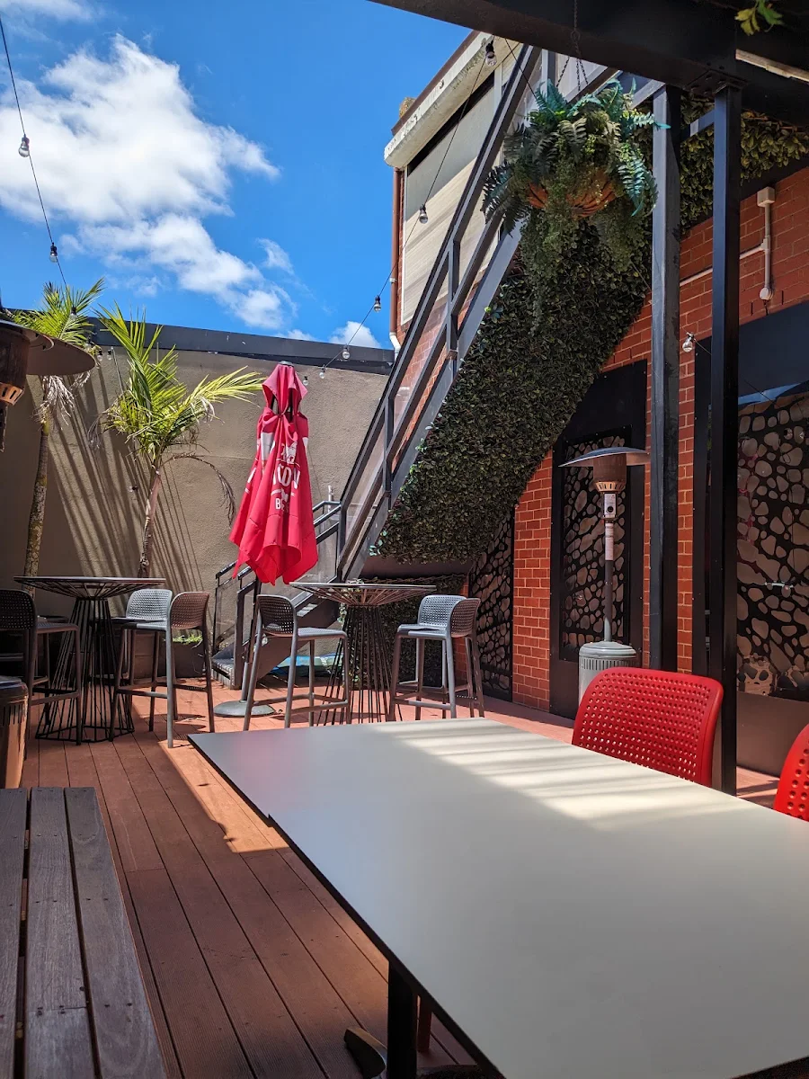 Vibe, Drouin Family Hotel